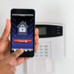 Smartphone qui utilise une application afin de sécuriser sa maison avec un systeme d'alarme sans fil